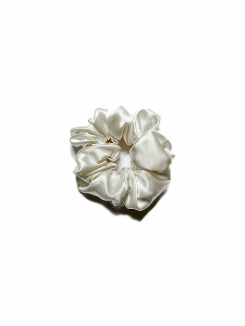 Ivory Silk Satin Scrunchie – Luxe Zijden Haaraccessoire